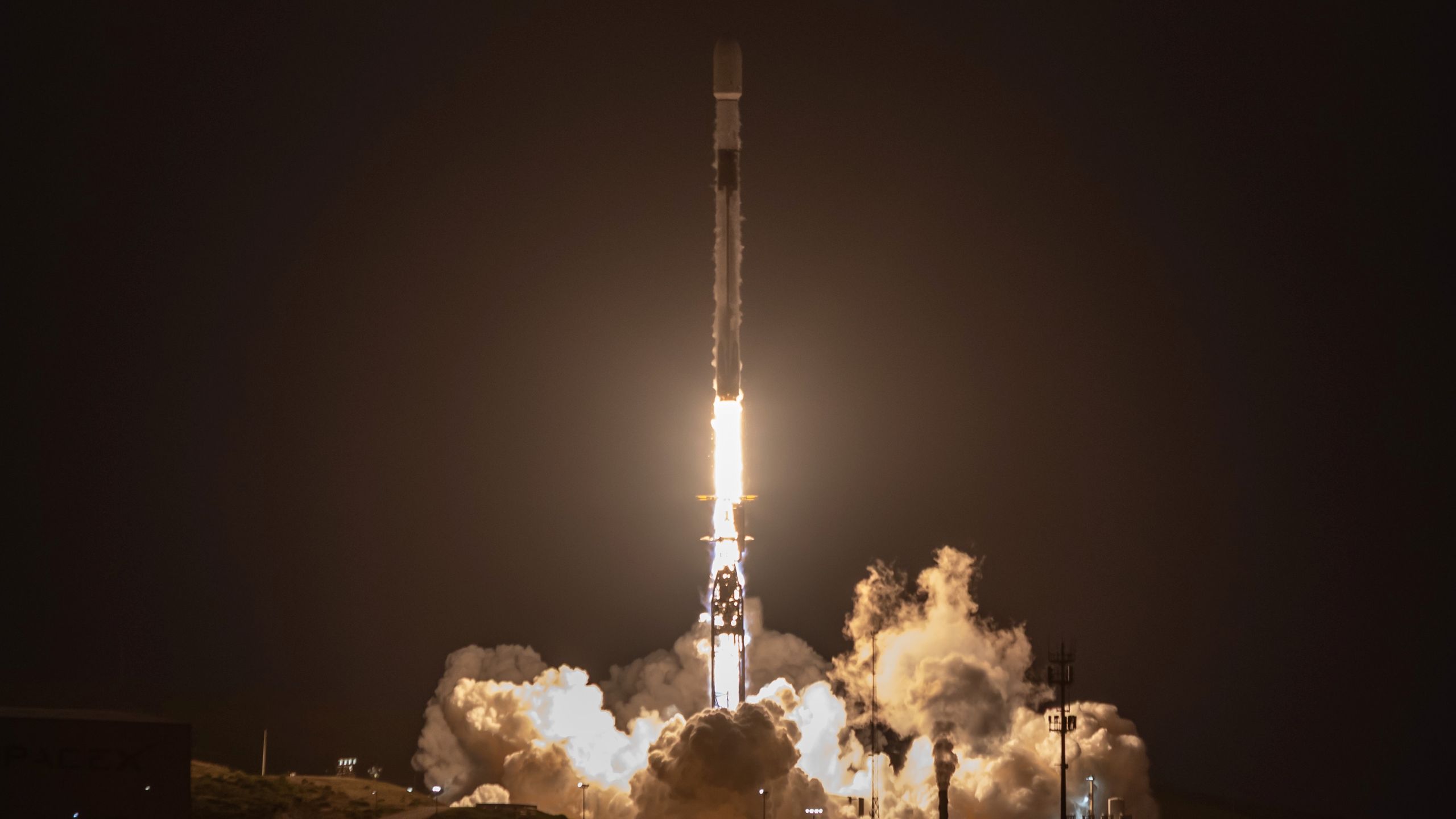 SpaceX launches 24 Starlink satellites to orbit from California (video)